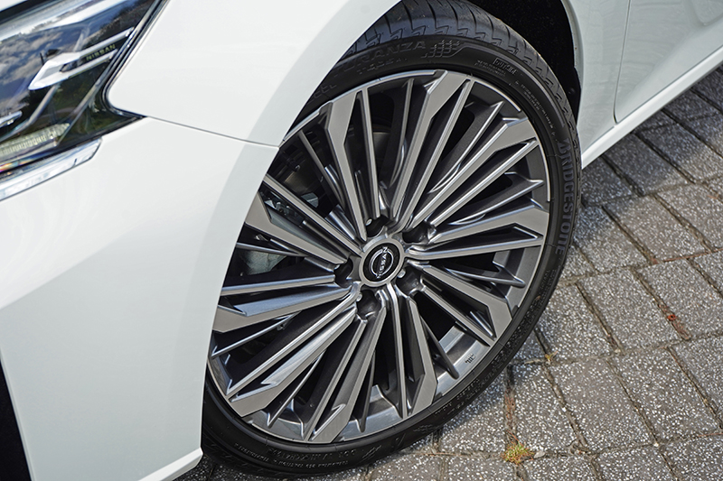 19吋多鋒式鋁圈搭配235/40 R19扁胎，視覺效果極其強烈。