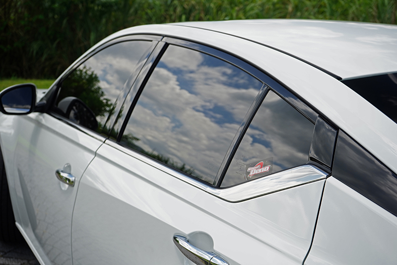 極度傾斜的A柱與C柱,讓車側線條猶如四門跑車般協調。