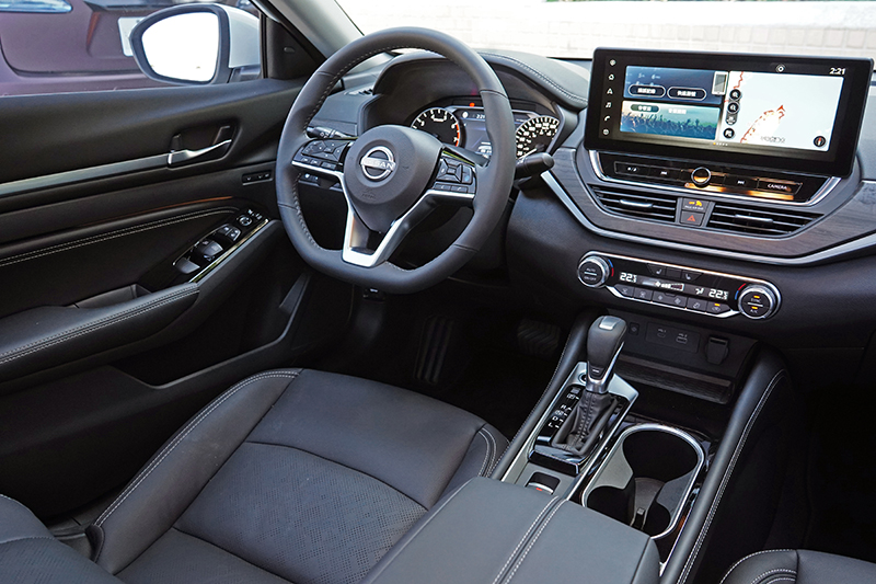 駕駛介面清爽而俐落,三幅式方向盤兼顧動感與美感。