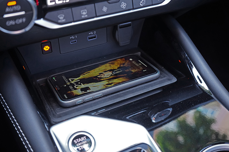 新增無線充電板，方便行動裝置補充電量。