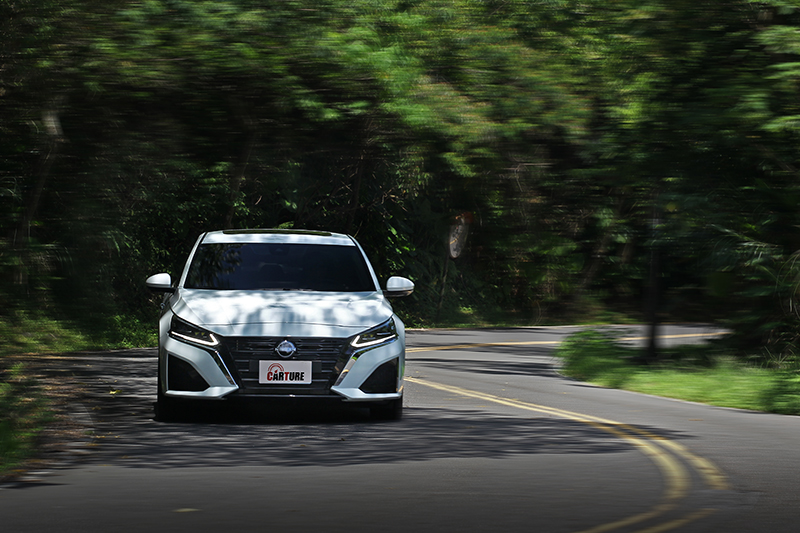 小改款Altima具備239ps與36.9kg-m的峰值輸出,雖比改款前略降但加速體感依舊極為暢快。