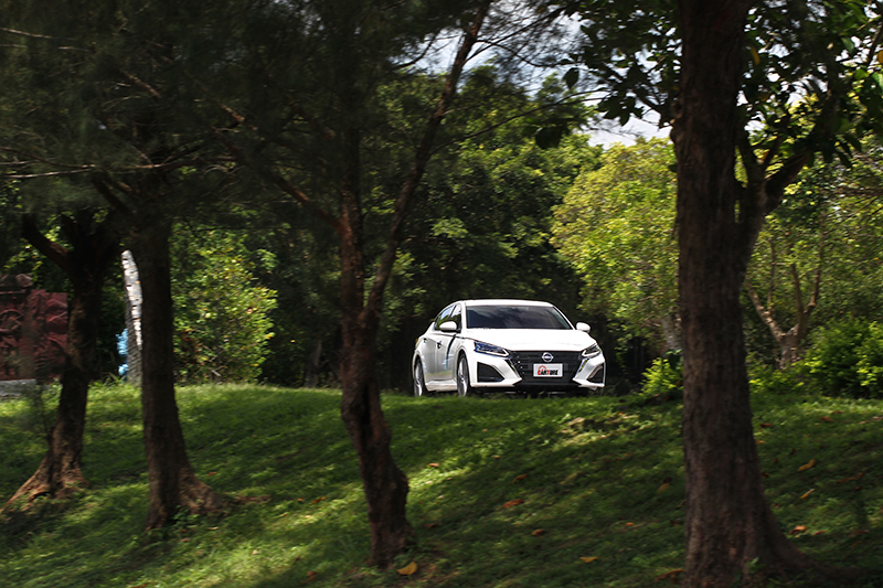 Altima一般狀態下吸收震動效能顯著,彎中也得以輕易感受車胎整個熨貼地面的循跡餘裕。