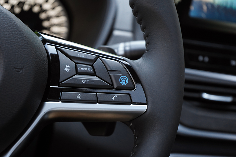 ProPilot智行安全系統可透過方向盤右側控鍵輕鬆開啟。