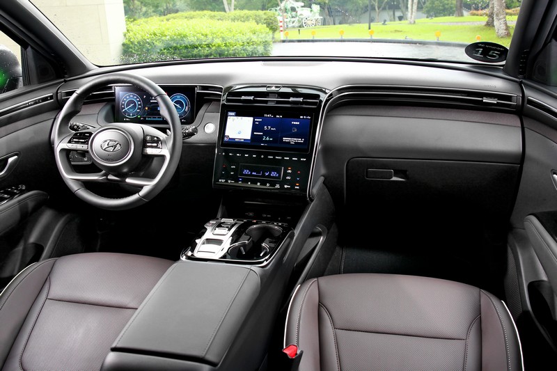 Tucson L Turbo Hybrid採黑/深棕雙色內裝。