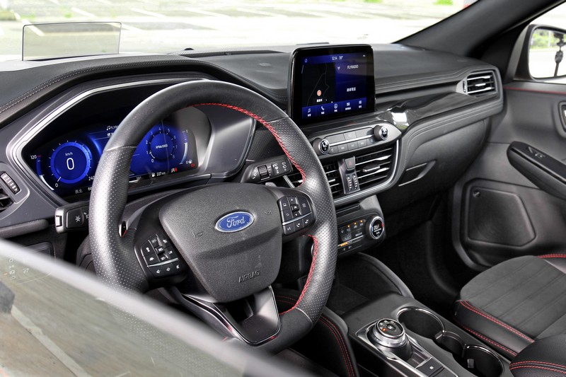 Kuga座艙格局較為中庸。