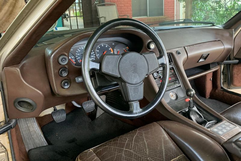 車內就有許多使用痕跡與破損。