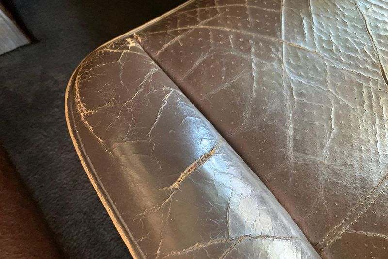 椅面也有不少破損,購入後勢必得修復或更換。