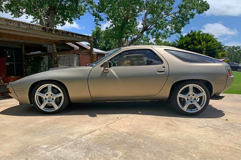這輛Porsche 928車漆維持還算不錯。