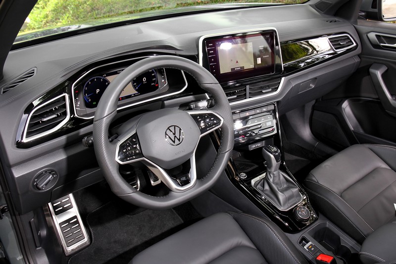 T-Roc 330配備10.25吋數位儀表與9.2吋中控螢幕。