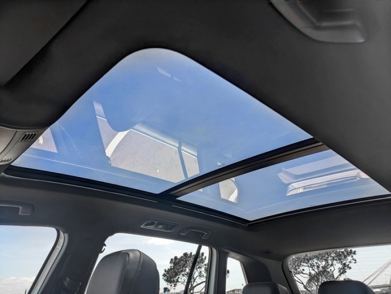 全景天窗是出遊不可或缺的配備。