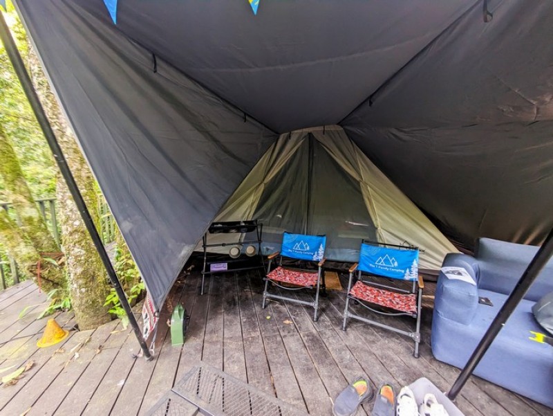 不僅不用自己搭篷,且帳篷前也備有桌椅與焚火台。