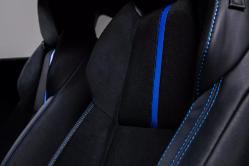 藍色縫線相當特別,不像是很多性能車型都利用紅色縫線強調。