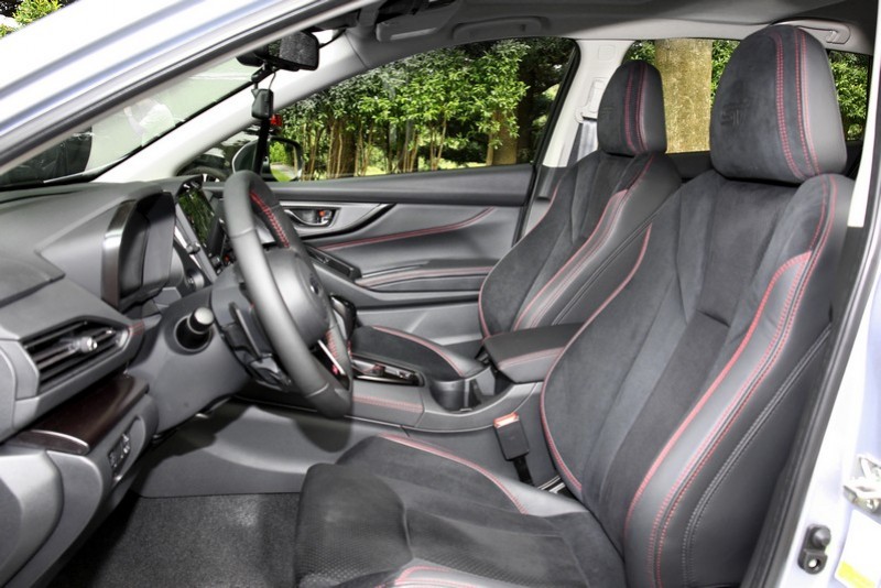 運動化跑車座椅提供不俗的包覆性,頭枕上亦有繡STi字樣。