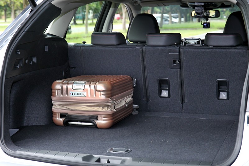 行李廂置物空間為492～1,430公升。