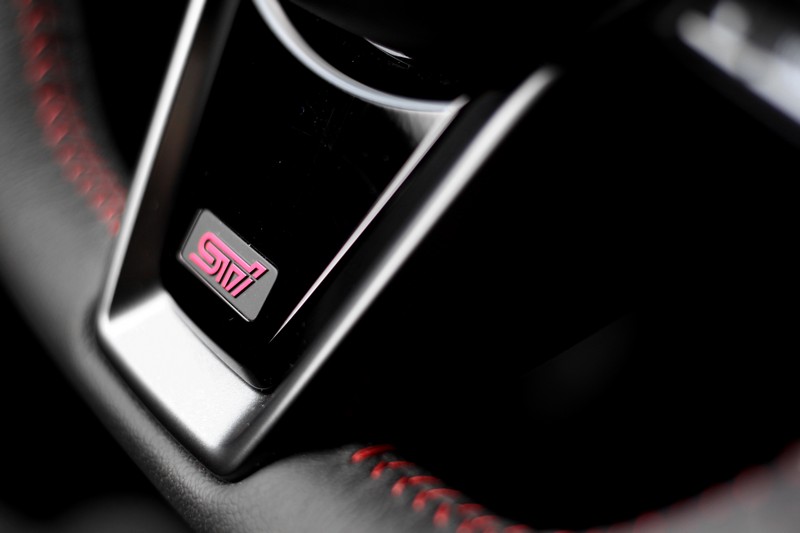 方向盤也附有Sti字樣來彰顯身分和氛圍。