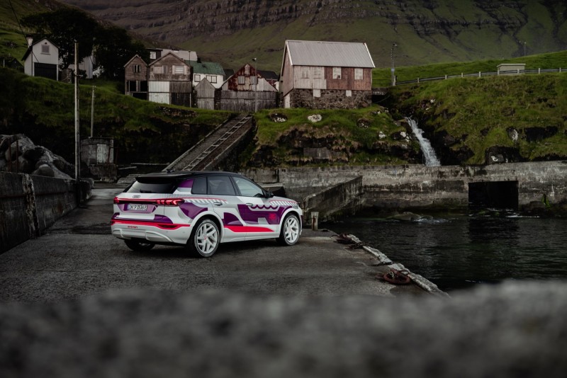 SQ6擁有510匹的峰值馬力輸出,靜止加速到時速96公里的時間為4.5秒。