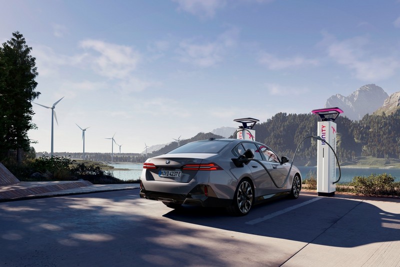 BMW、GM、Honda、Hyundai、Kia、Mercedes-Benz、Stellantis等七大車廠宣佈將合資成立充電公司打造充電網路。