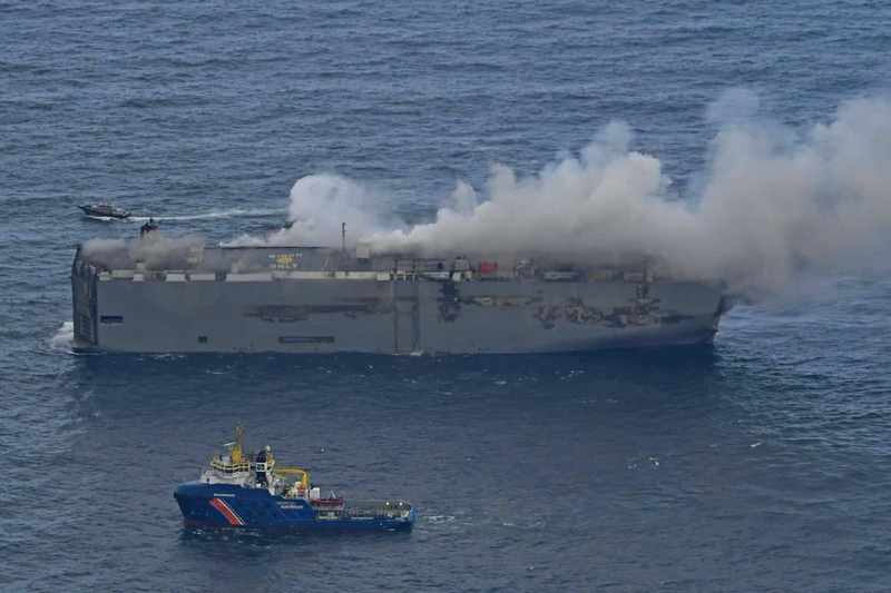 運輸船Fremantle Highway日前於荷蘭發生起火,船上近3千輛汽車全毀,並造成20多名船員受傷與一名船員死亡。