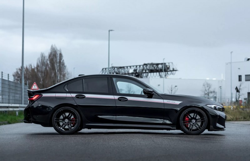 車高也因為懸吊換上了H&R的彈簧而降低,前方降低40mm、後方降低30mm。