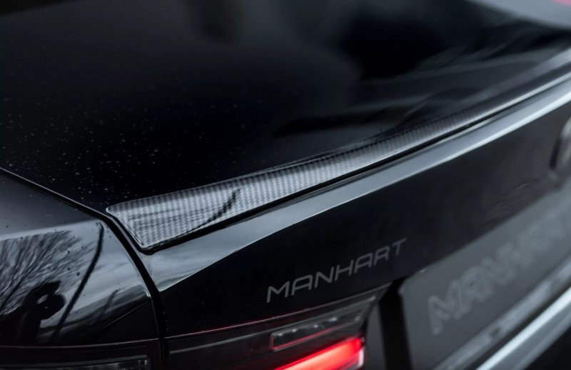 後方的行李箱蓋上也有著碳纖維的小鴨尾,展現出迷人的性能風格。