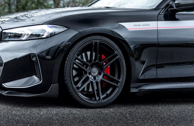 輪圈則是換上了20吋的消光黑配置，讓整輛車的肅殺氣氛更濃厚。