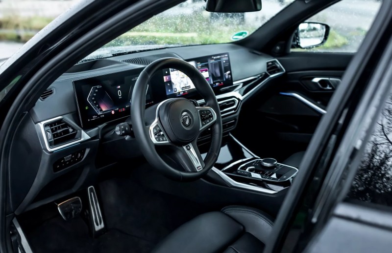 車內雖然沒有太多著墨，但方向盤後方的換檔撥片現在也是碳纖維的。