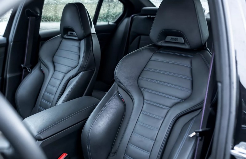 座椅則是採用M款的運動型座椅，讓包覆性提升不少。