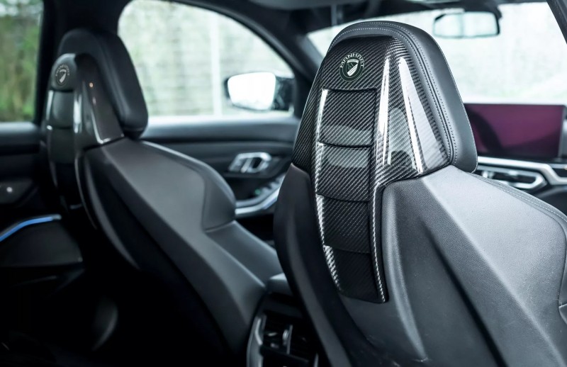 新款的M款運動座椅有著碳纖維的外格,在視覺的感受上也更好。