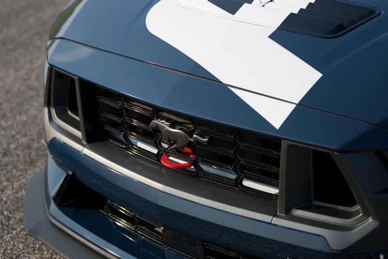 Mustang Dark Horse R有配置拖車鉤。