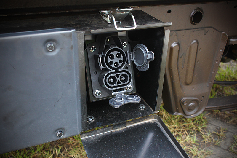 菱利E300將CCS1充電規格的DC直流快充給加了進來,這麼一來0%~80%僅需約45分鐘即可完成,充電10分鐘也可補回約45km的續航里程。