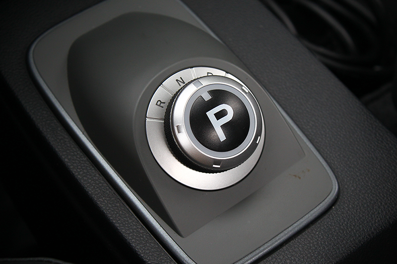 配置旋鈕式排檔介面合理！畢竟電動車已不具變速箱而僅需控制前進後退與空檔。