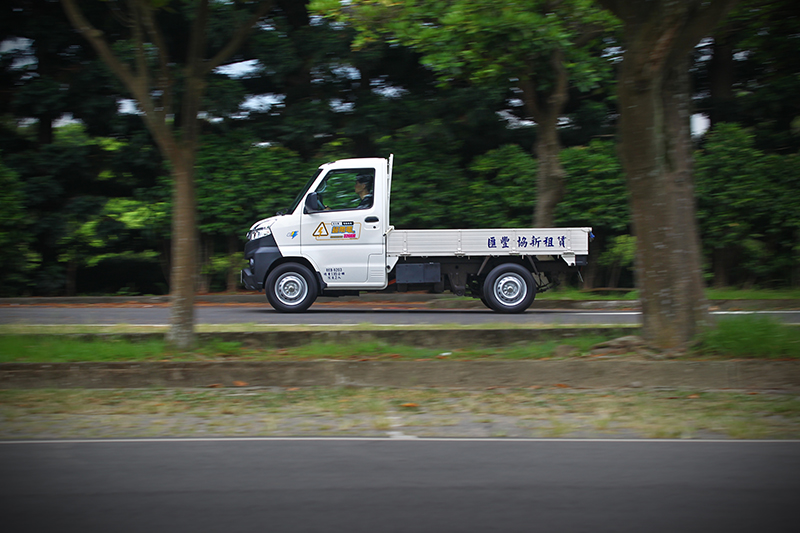 菱利E300木床車最大馬力129ps而最大扭力22.4kg-m，加速感受絕非同級汽油車型可及。