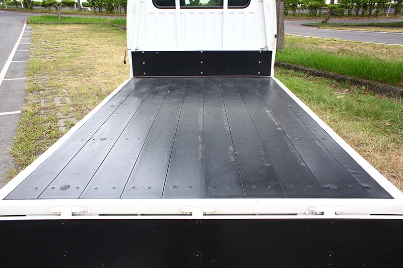 所幸菱利E300木床貨車依然有603kg載重，若非極度沈重貨物應仍勝任愉快。