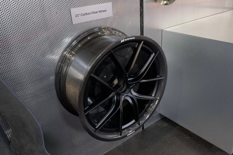 這套碳纖維複合材料輪框相比原本的鑄鋁合金輪框將可以減輕40~50%。