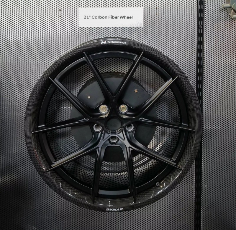 目前關於輪框的技術細節尚未揭露,但除了更輕之外,價格應該也會非常恐怖。