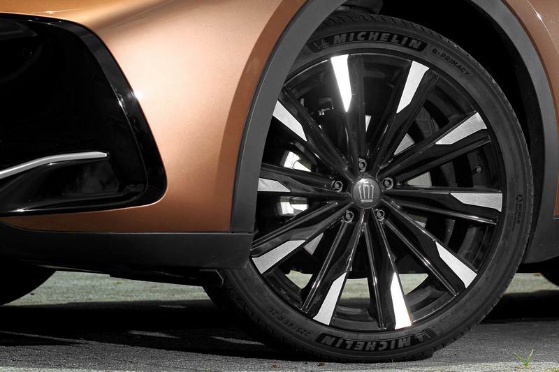 21吋胎圈，確實讓這輛Crossover更帥。