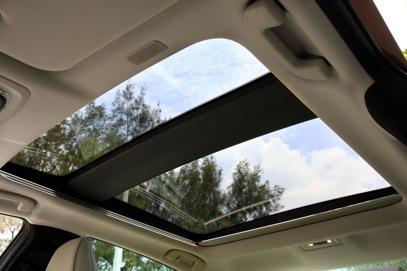 全景式天窗配淺色天篷,讓視野開闊感更形放大。