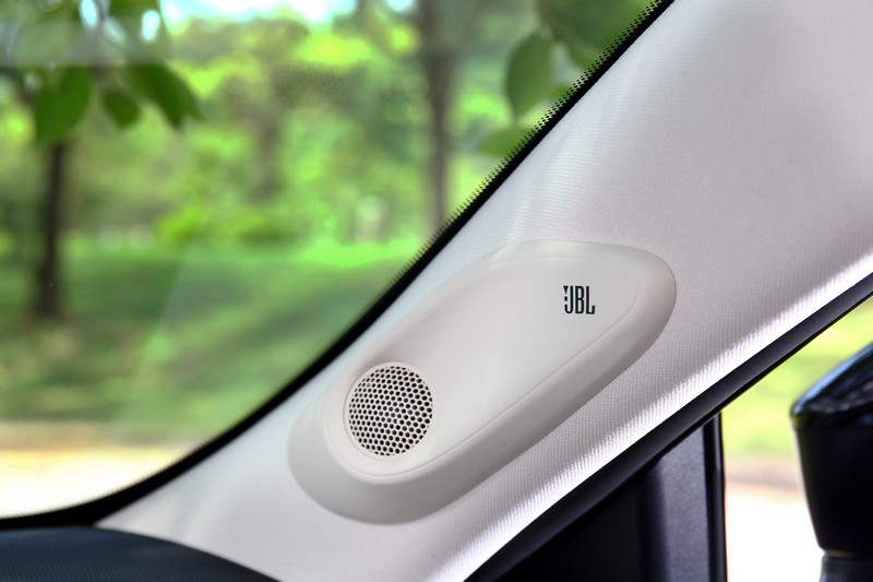 Crown Crossover 2.4 Turbo Hybrid也配置JBL音響系統。