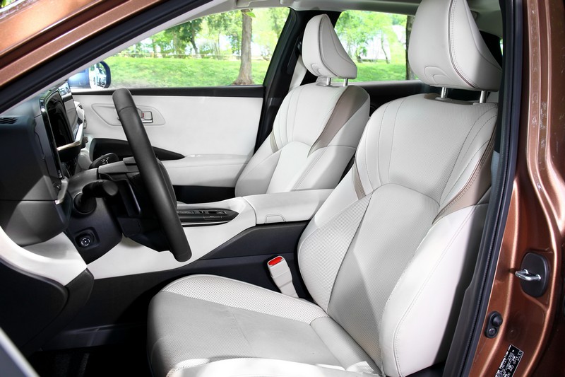 雙前座備有電動調整、通風與加熱功能。