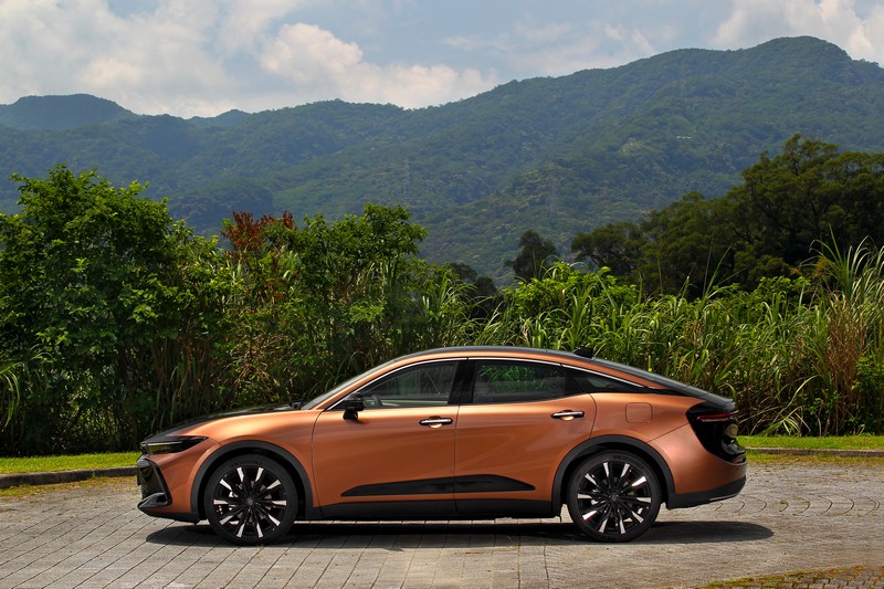 Crown Crossover 2.4 Turbo Hybrid也配置AVS可變阻尼系統,可依駕駛狀態主動調整避震器軟硬。