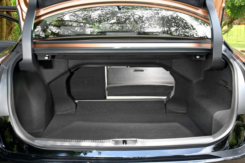 行李廂容積共計450升，並透過6/4分離傾倒後座椅背及開口延伸使用機能。