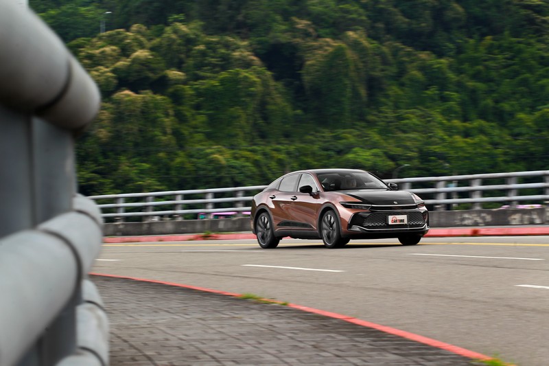 單單引擎便有272ps/6,000rpm與46.9kg-m/2,000-3,000rpm能耐，348ps綜效輸出更讓這車輕快得理所當然。