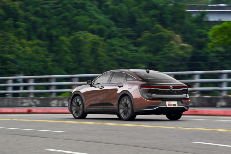 Crown Crossover受惠於TNGA-K平台，本質上便相當易控且順手。