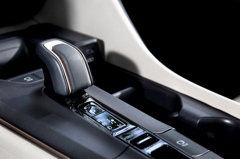6速手自排變速系統，比起2.5 Hybrid的CVT更易滿足縱情駕馭的條件。