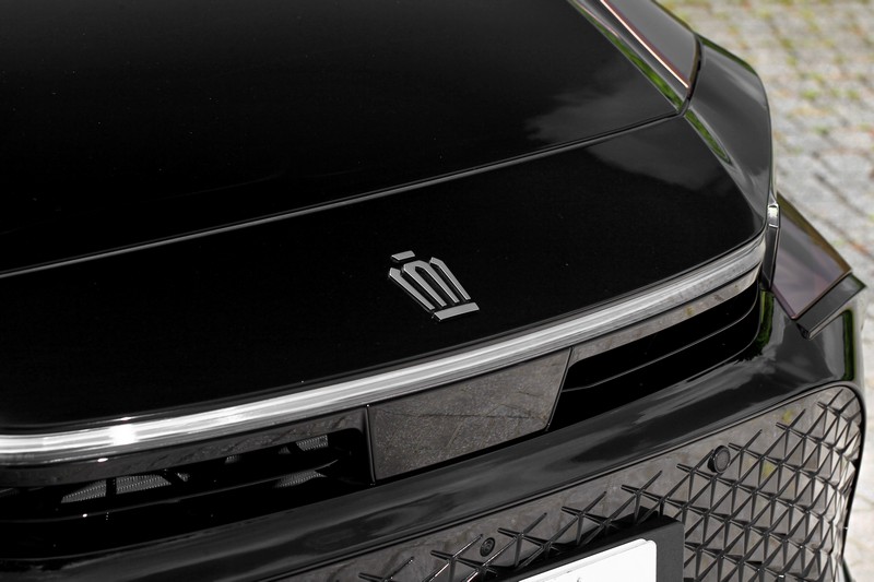 車頭標依舊相當自信的以皇冠徽章做為識別。