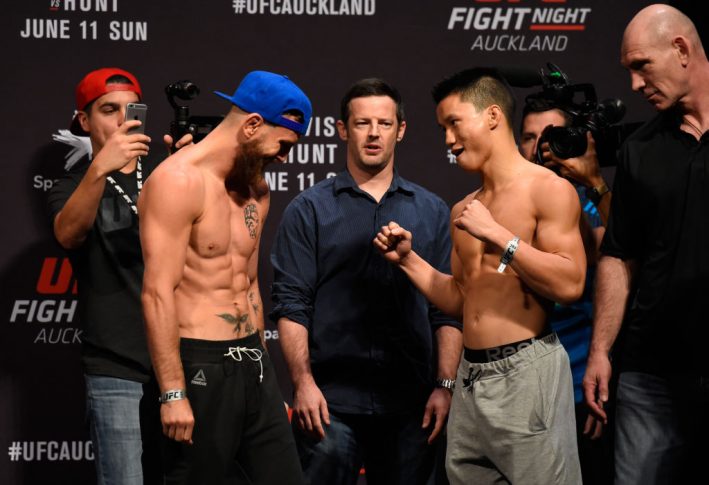 UFCファイトナイト・オークランド:公式計量セレモニーに臨んだティム・エリオットとベン・グエン【ニュージーランド・オークランド/2017年6月10日(Photo by Josh Hedges/Zuffa LLC/Zuffa LLC via Getty Images)】