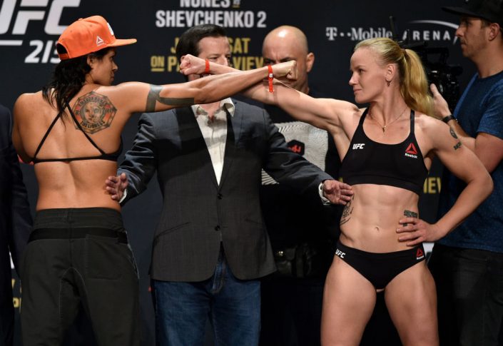 UFC 213:フェイスオフに臨んだアマンダ・ヌネスとワレンチナ・シェフチェンコ【アメリカ・ネバダ州ラスベガス/2017年7月7日(Photo by Jeff Bottari/Zuffa LLC/Zuffa LLC via Getty Images)】