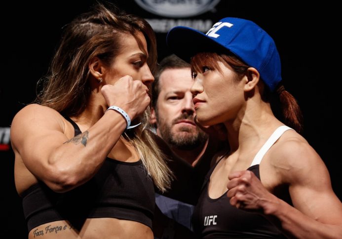 UFCファイトナイト・チリ:フェイスオフに臨んだポリアナ・ボテーリョと近藤朱里【チリ・サンティアゴ/2018年5月18日(Photo by Buda Mendes/Zuffa LLC/Zuffa LLC via Getty Images)】