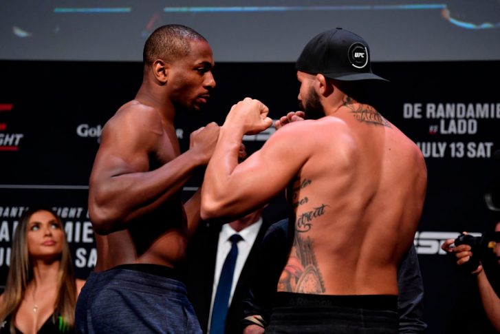UFCファイトナイト・サクラメント:フェイスオフに臨んだマイク・ロドリゲスとジョン・アラン【アメリカ・カリフォルニア州サクラメント/2019年7月12日(Photo by Jeff Bottari/Zuffa LLC/Zuffa LLC via Getty Images)】