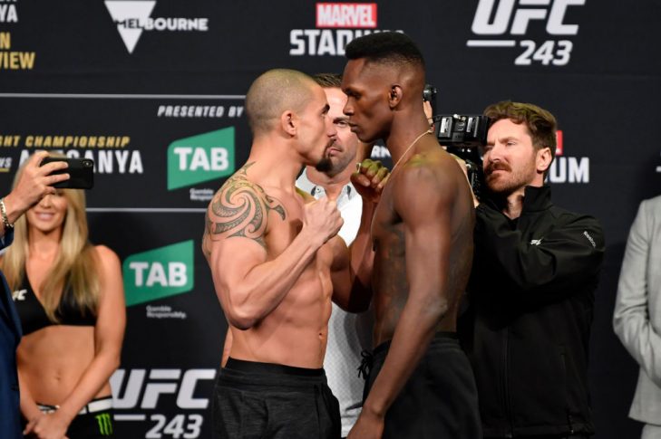 UFC 243:フェイスオフに臨んだロバート・ウィテカーとイズラエル・アデサニヤ【オーストラリア・メルボルン/2019年10月5日(Photo by Jeff Bottari/Zuffa LLC/Zuffa LLC via Getty Images)】